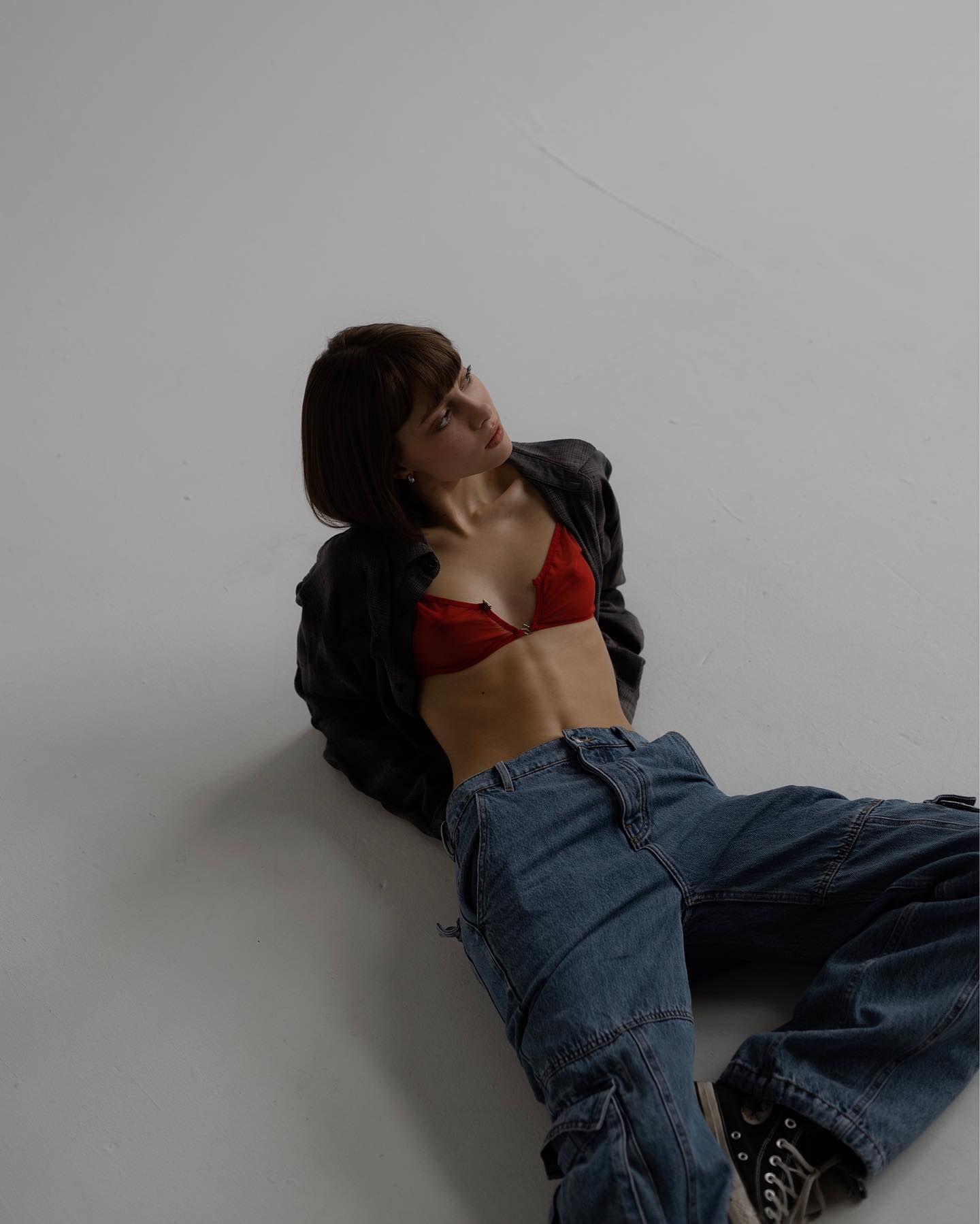 А тут Галич на съёмках для глянцевого журнала в джинсах и красном лифчике. А тут Галич на съёмках для глянцевого журнала в джинсах и красном лифчике.