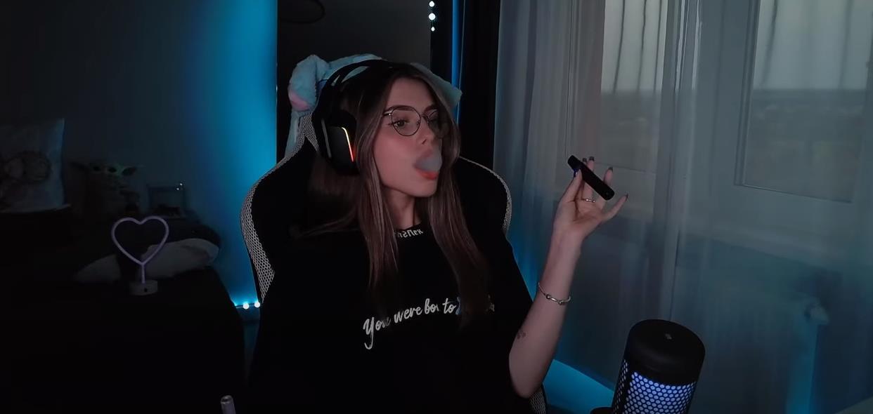 Твич стримерша курит. Твич стримерша курит.