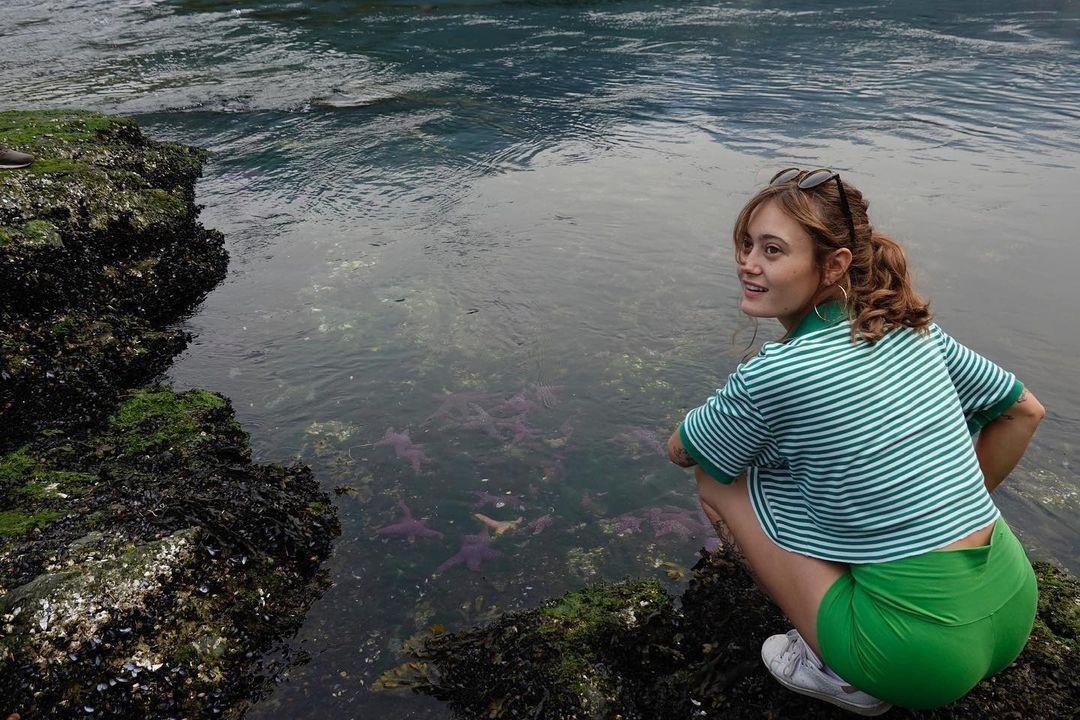 Элла решила покормить рыбок. Элла решила покормить рыбок.