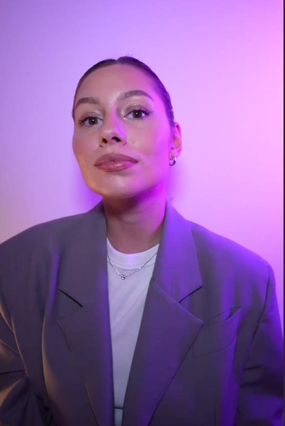 Снимок Миникаролины крупным с макияжем. Снимок Миникаролины крупным с макияжем.