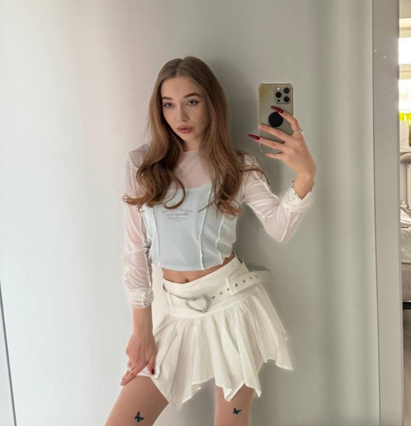 Ещё одно откровенное селфи от блумс в короткой юбке.