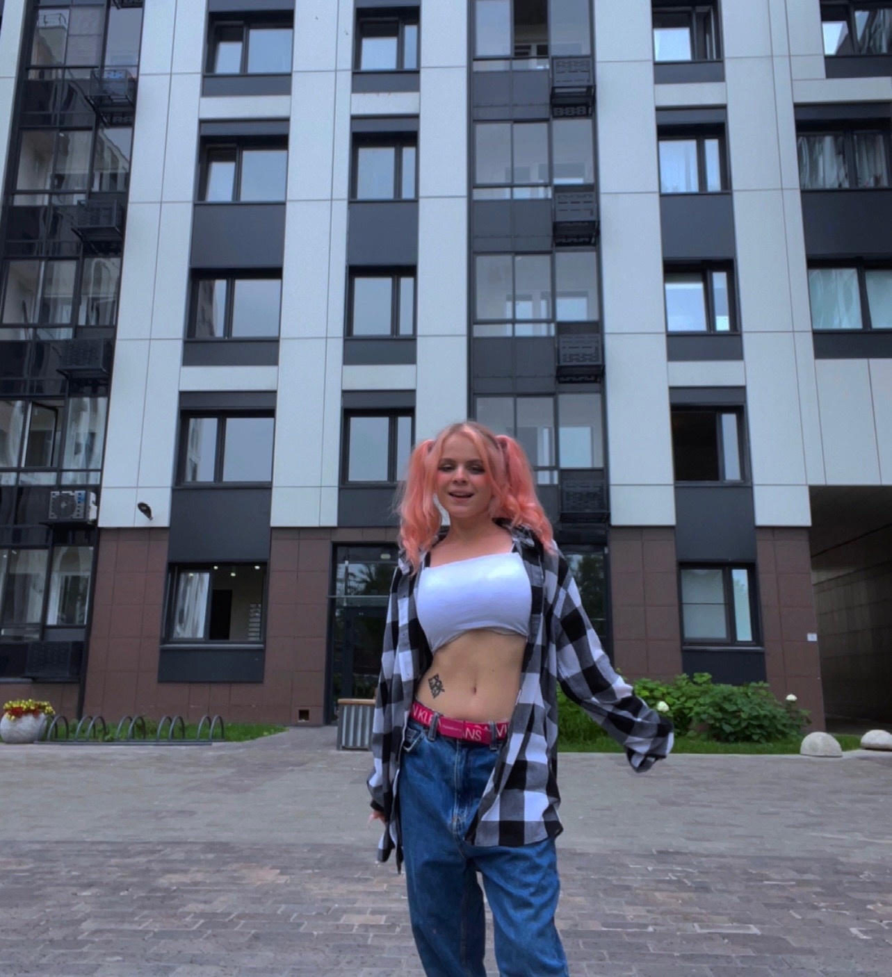 Фотография с Эми на фоне дома. Фотография с Эми на фоне дома.