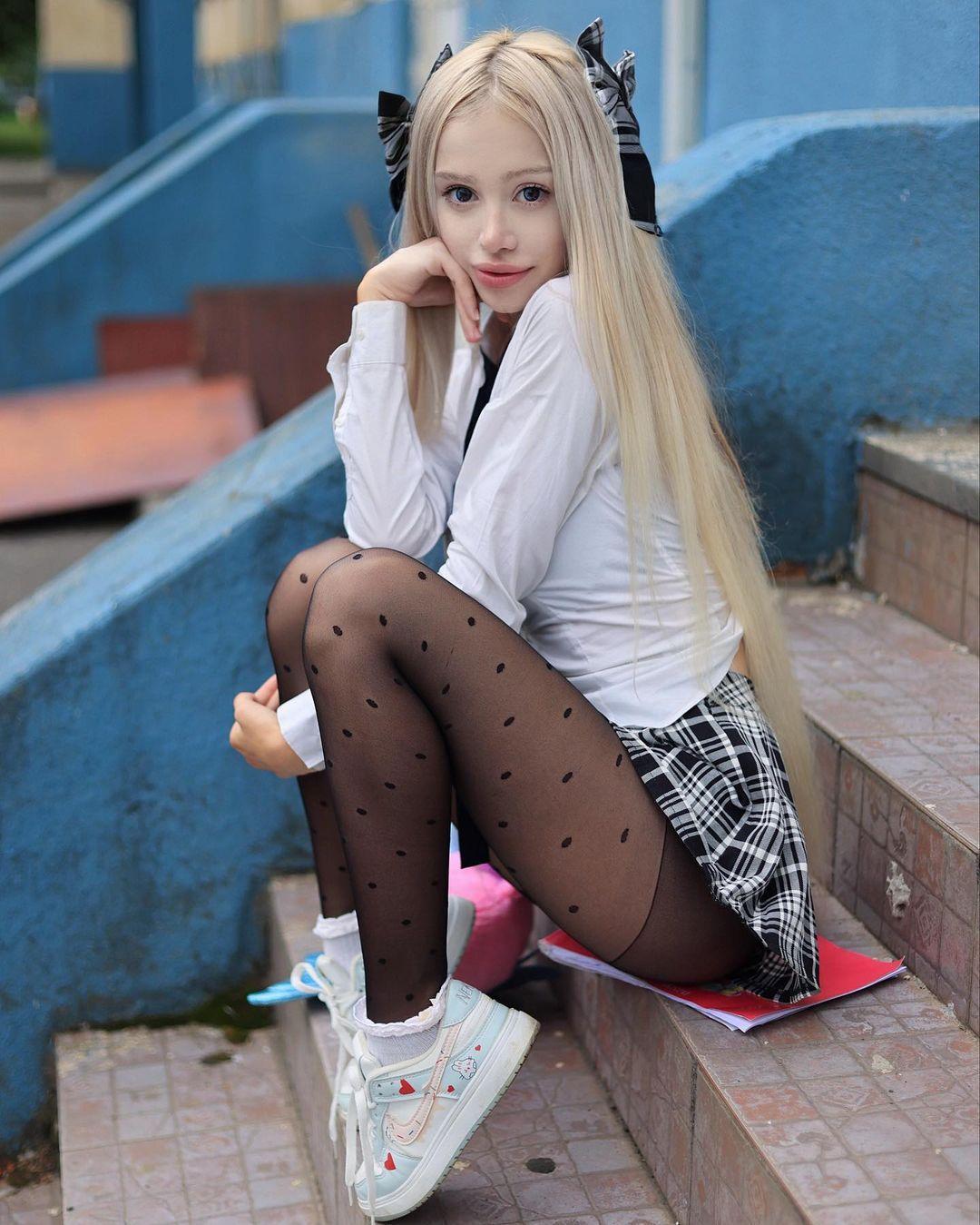 Слитые в сеть фотки LoLiBela в мини юбке и чулках. Слитые в сеть фотки LoLiBela в мини юбке и чулках.