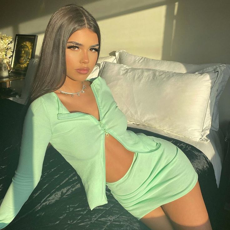 Красотка и модель Leah Halton на кровати. Красотка и модель Leah Halton на кровати.