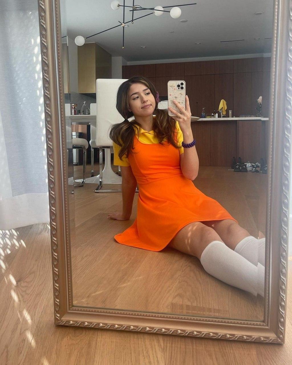 Ещё одно селфи от Иман Анис в коротком оранжевом платье. Ещё одно селфи от Иман Анис в коротком оранжевом платье.