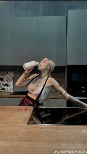 Диана Шурыгина поделилась откровенными домашними фотографиями. Диана Шурыгина поделилась откровенными домашними фотографиями.