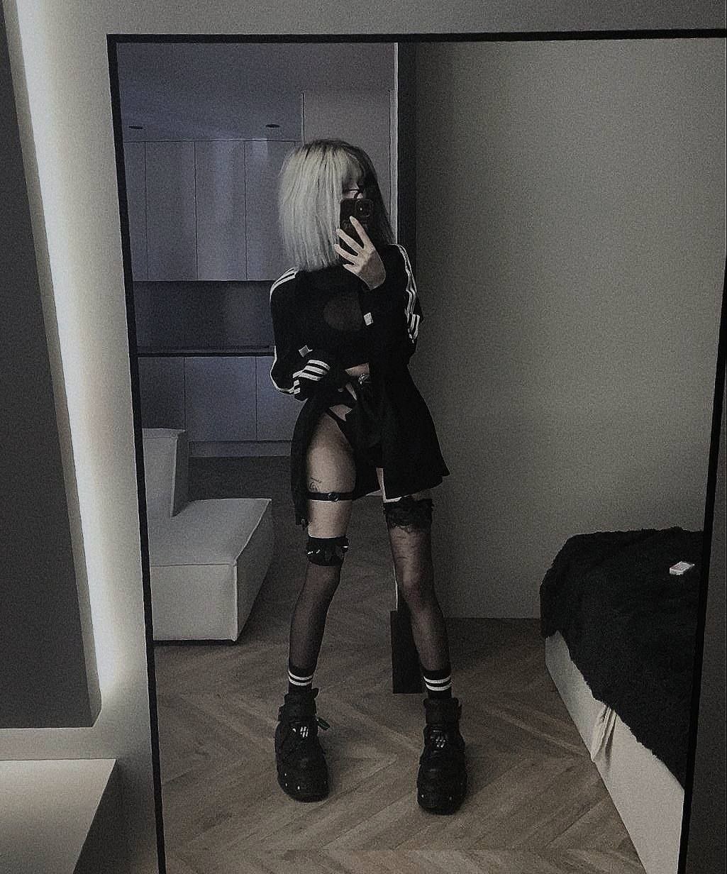 Селфи от Парадокси в чулках, мини юбке и с засветом труселей.