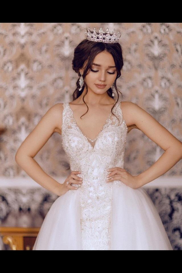 А тут Узбекская красавица в свадебном платье. А тут Узбекская красавица в свадебном платье.