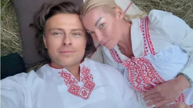 Ещё одно селфи новой парочки в тех же нарядах.