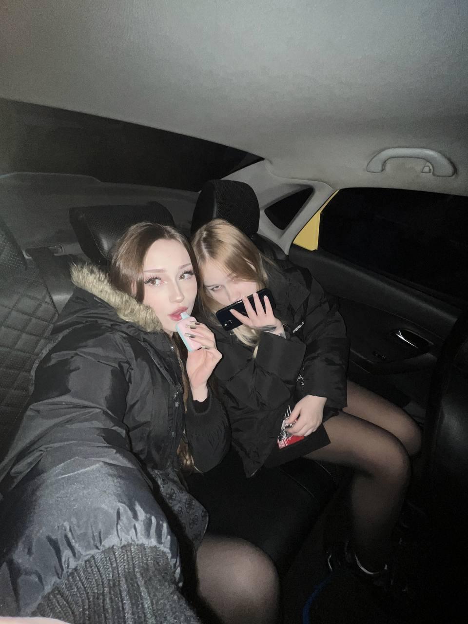 Смешная фотка из авто dasha228play с подругой.