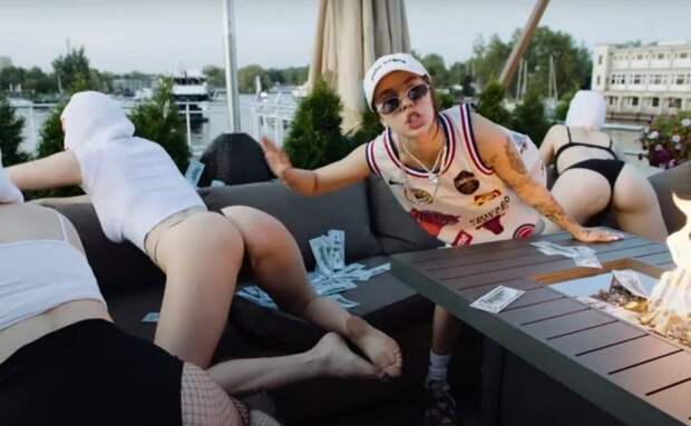 Инстасамка - рэперша, которая постоянно влипает в скандалы .