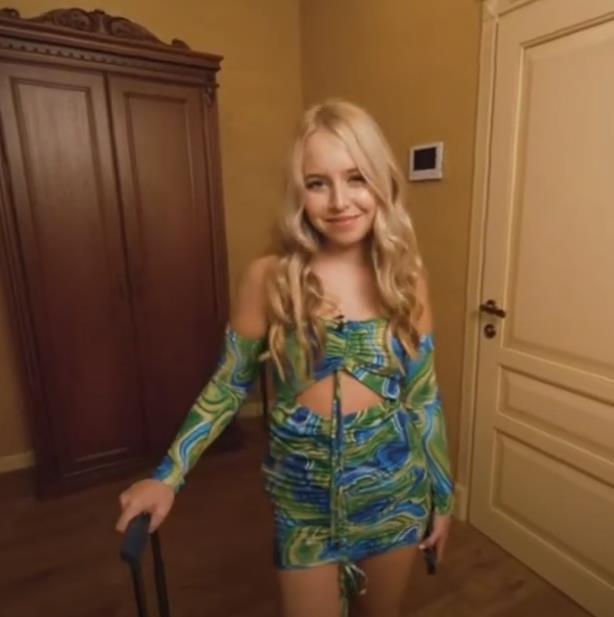 Откровенная фотка Ксении в летнем открытом платье с чемоданом. Ксюша ШГШ фото Откровенная фотка Ксении в летнем открытом платье с чемоданом. Ксюша ШГШ фото