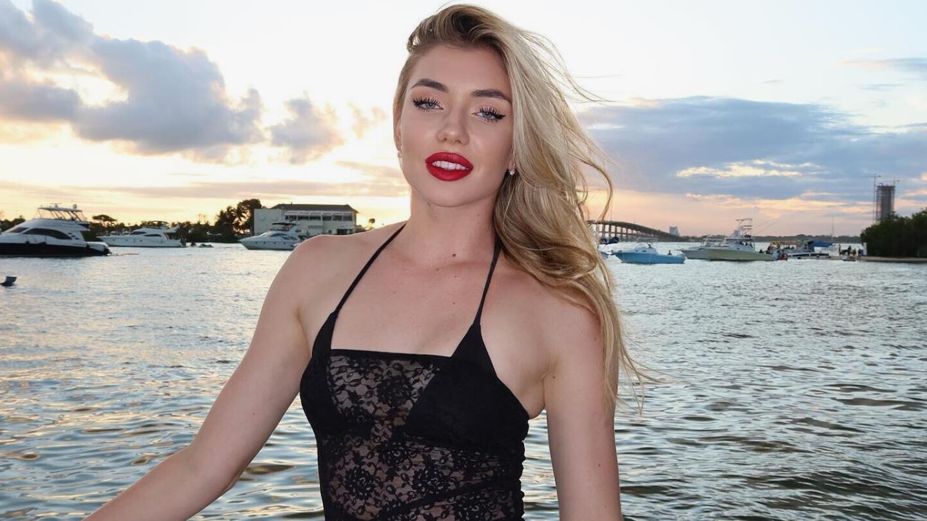 Одна из самых соблазнительных спортсменок Олимпиады 2024 Елена Куличенко в прозрачном платье и чёрном бикини. Одна из самых соблазнительных спортсменок Олимпиады 2024 Елена Куличенко в прозрачном платье и чёрном бикини.