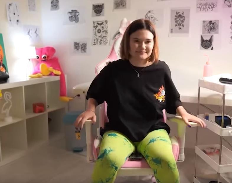 Смешные снимки косс в розовой атмосфере.