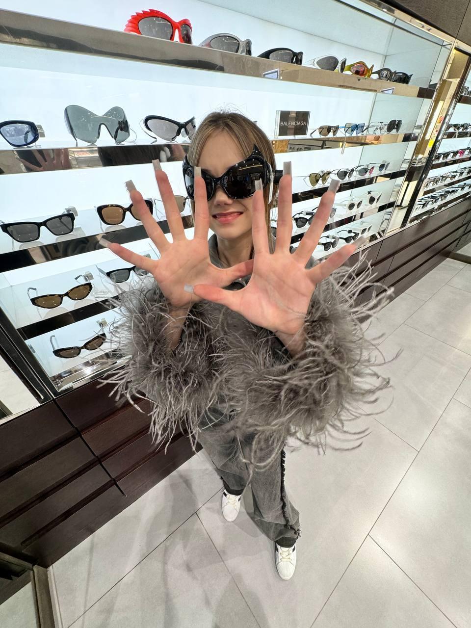 Гламурные кадры из магазина очков. Гламурные кадры из магазина очков.