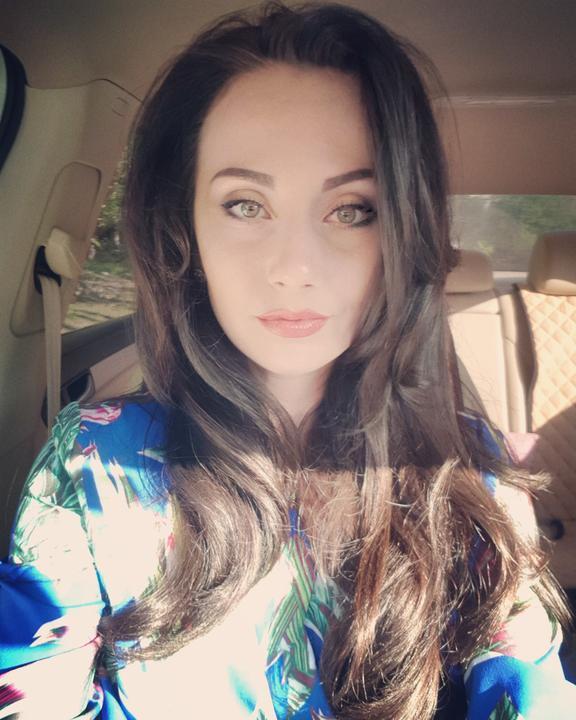 Настоящее имя — Анастасия, и родом красотка из России.