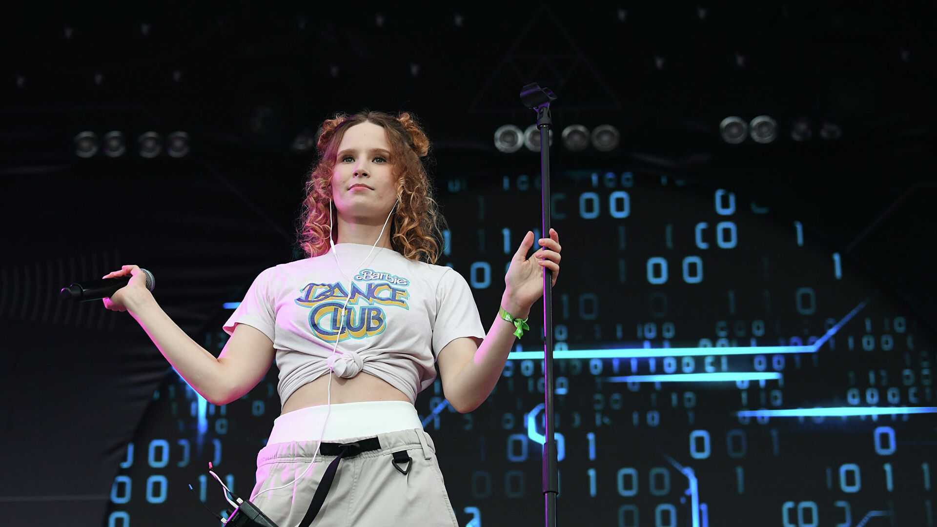 Кадры с концертов певицы Монеточки. Кадры с концертов певицы Монеточки.