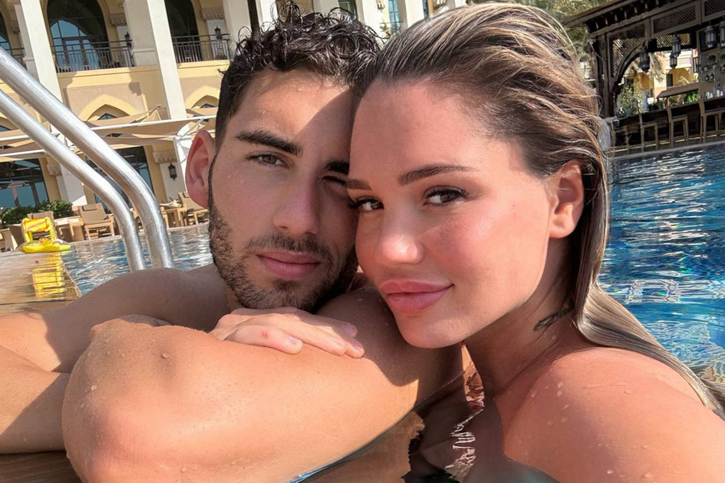 Откровенная фотография Ромашкиной и Тикнизяна в бассейне.