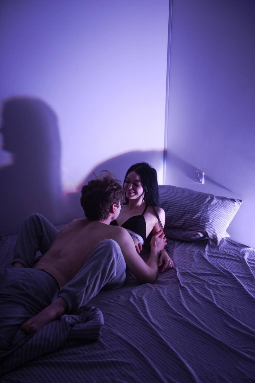 Откровенная постельная фотка nevaaadaa с парнем, видимо тем самым Колей. Откровенная постельная фотка nevaaadaa с парнем, видимо тем самым Колей.