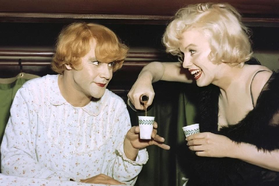 С актером Джеком Леммоном на съемках В джазе только девушки.