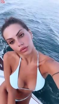 Селфи с яхты в белом бикини. Селфи с яхты в белом бикини.