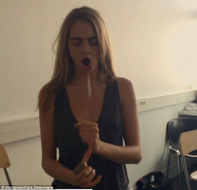 Кара&nbsp;Делевинь&nbsp;имеет тату на пятках. модель&nbsp;Кара&nbsp;Делевинь.