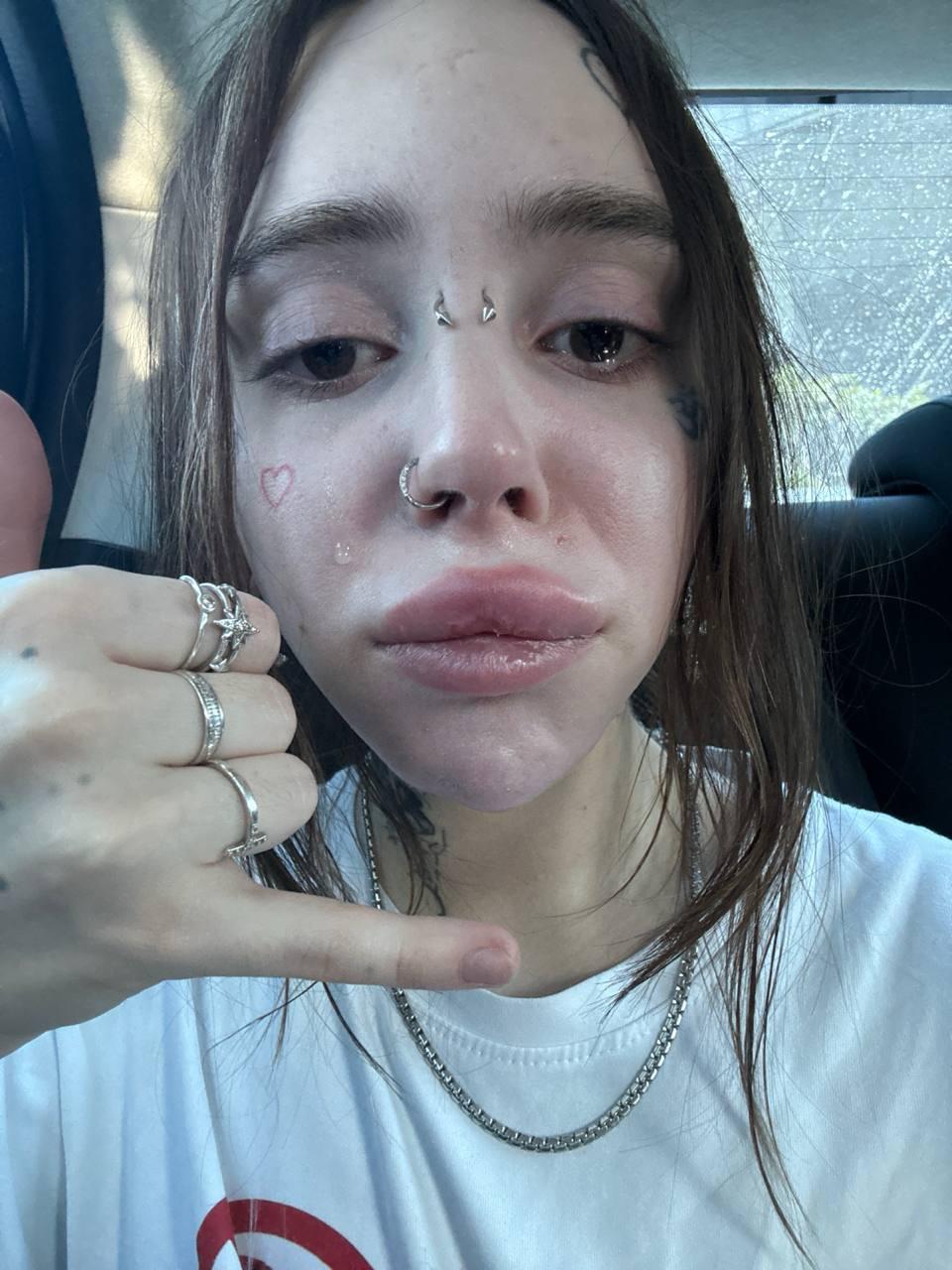 Близкое селфи с демонстрацией колец на руке. Близкое селфи с демонстрацией колец на руке.