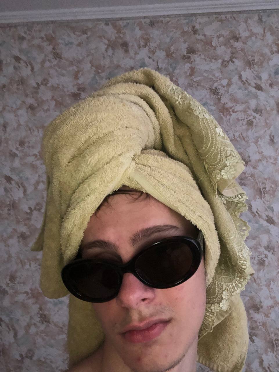 Блогер любит "хайпить" и поэтому одевает очки и полотенце на голову. Блогер любит "хайпить" и поэтому одевает очки и полотенце на голову.