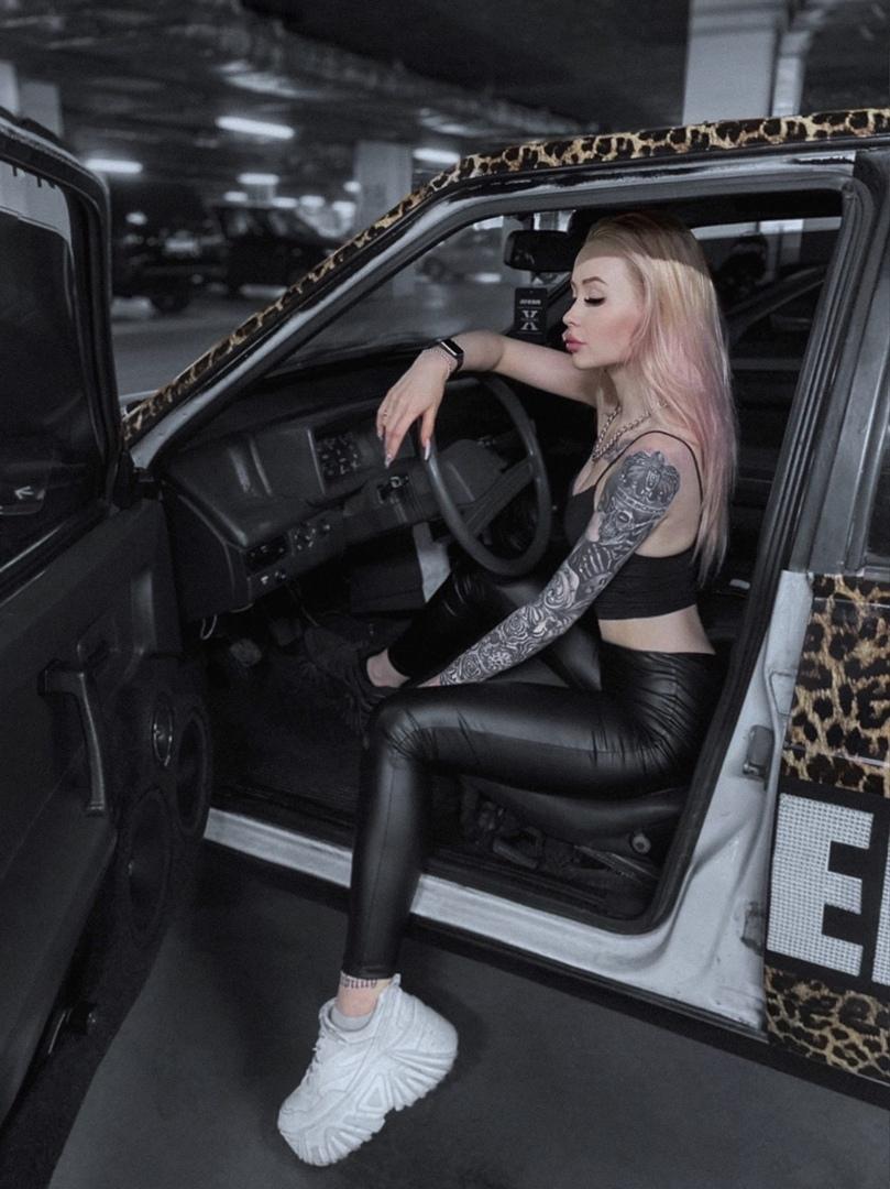 Отличительные особенности Дианы – яркие тату, пирсинг на губе, а также контактные линзы красноватого оттенка.