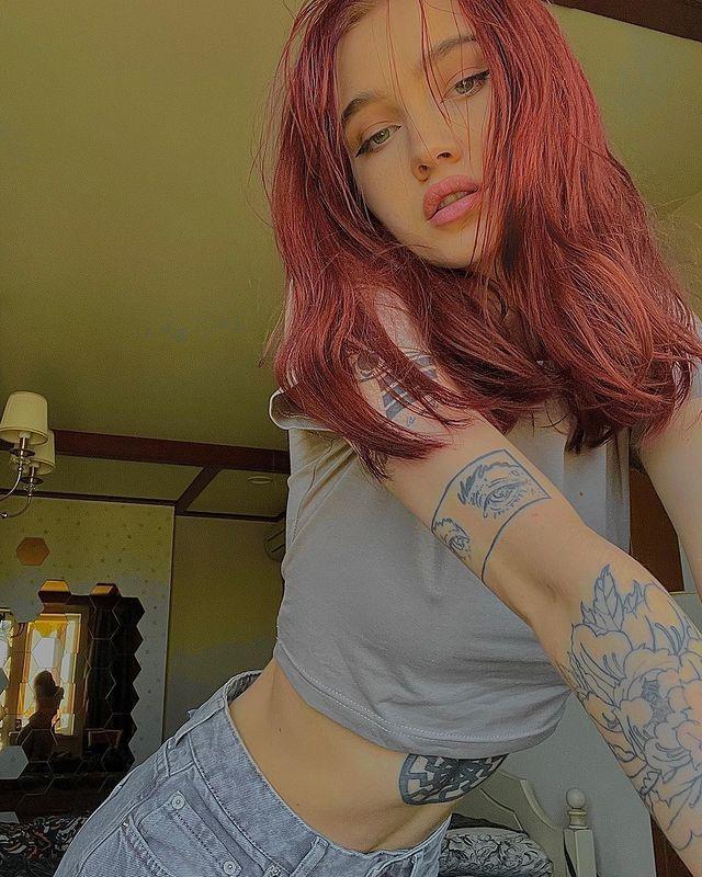 Красивое селфи от "Arina gp" на котором хорошо видны её татуировки на руке.