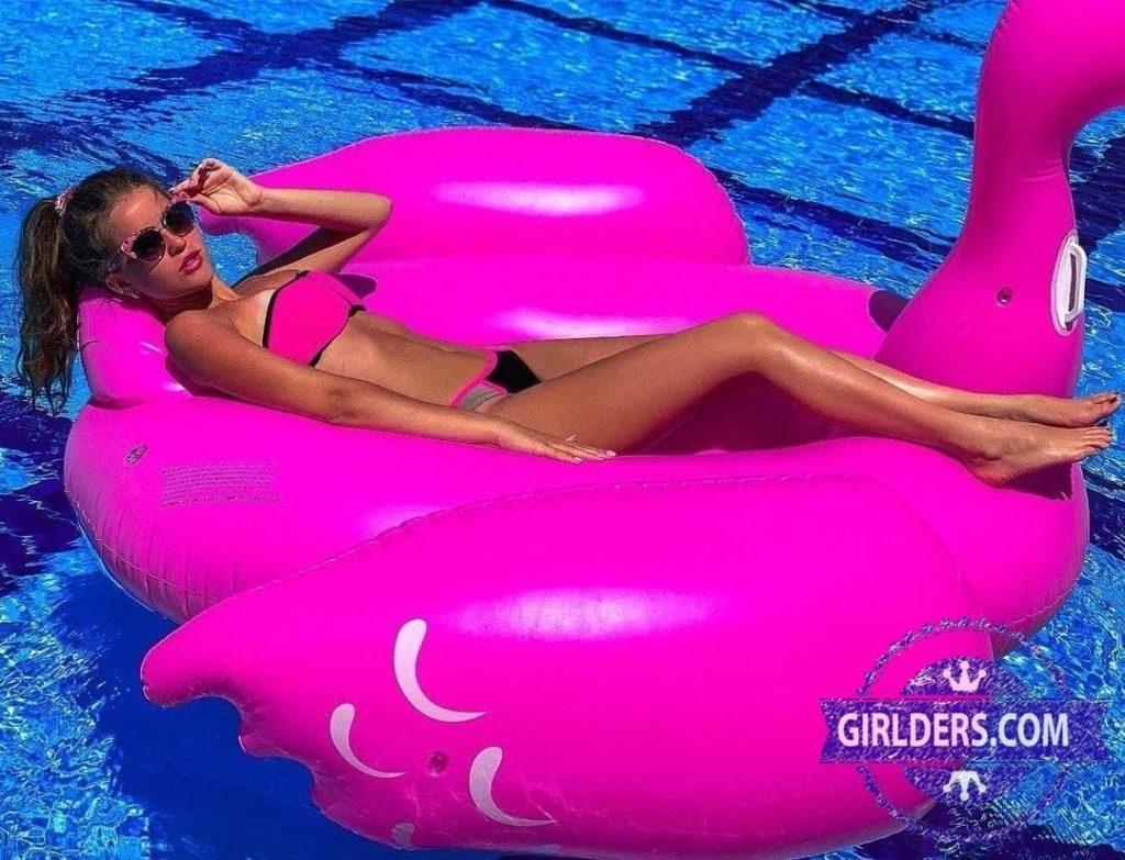 Пока роли не главные, но и девочка только-только перешагнула порог совершеннолетия. Пока роли не главные, но и девочка только-только перешагнула порог совершеннолетия.