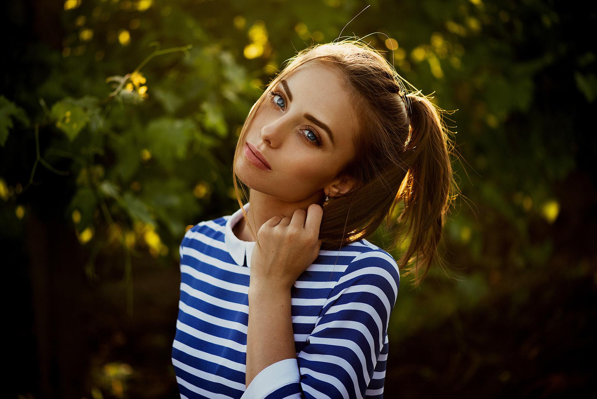 Молодая голубоглазая девушка в полосатом платье - 2048x1367.