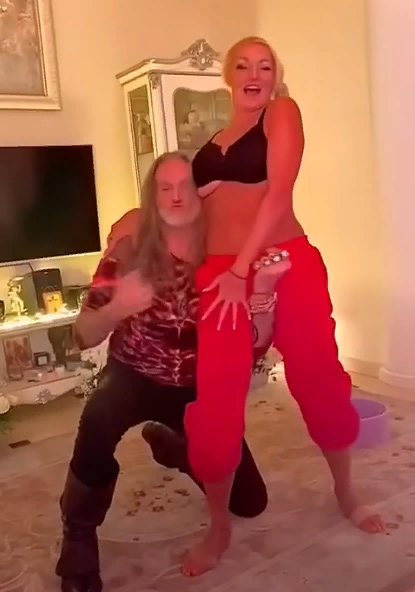 Слитые фото стриптиз от Волочковой и Джигурды.