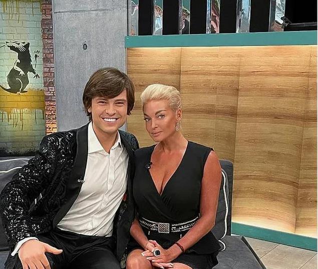 Постановочный кадр откуда то со съёмок.