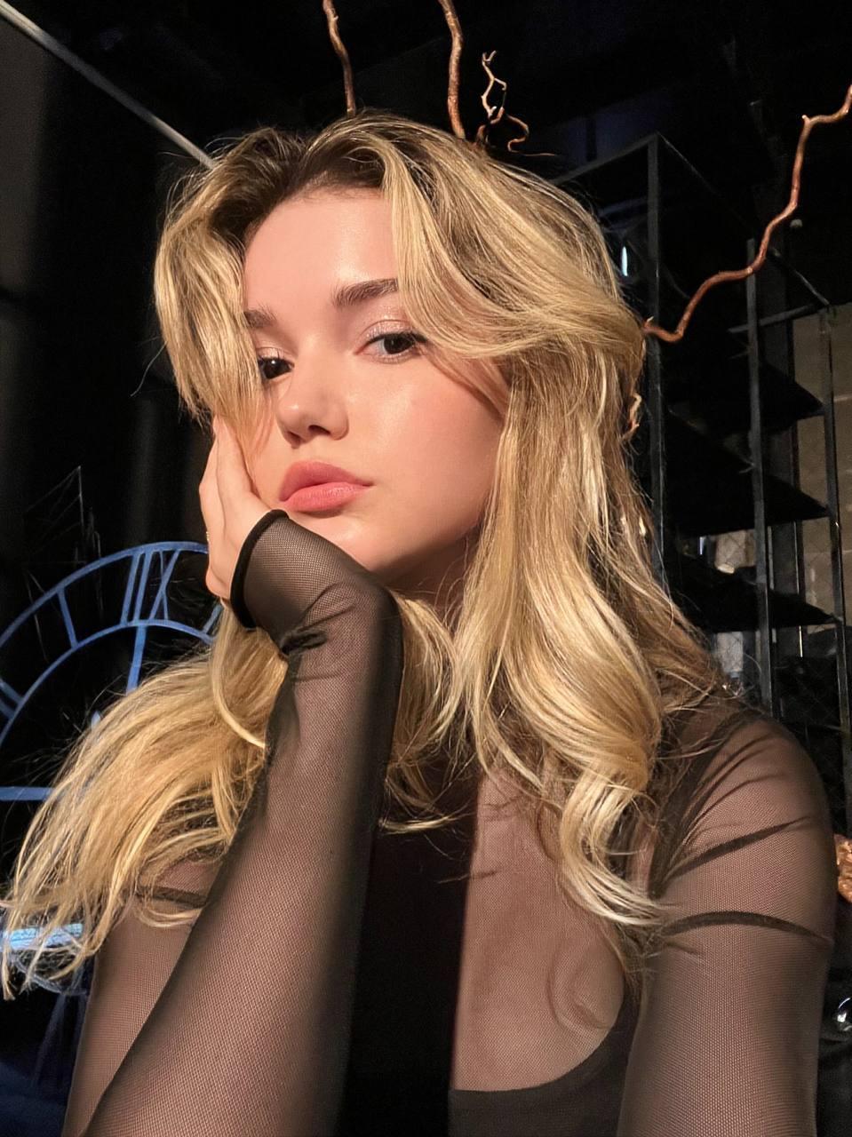 Красивый снимок лица и карих глаз стримерши "eevochka" крупным планом.