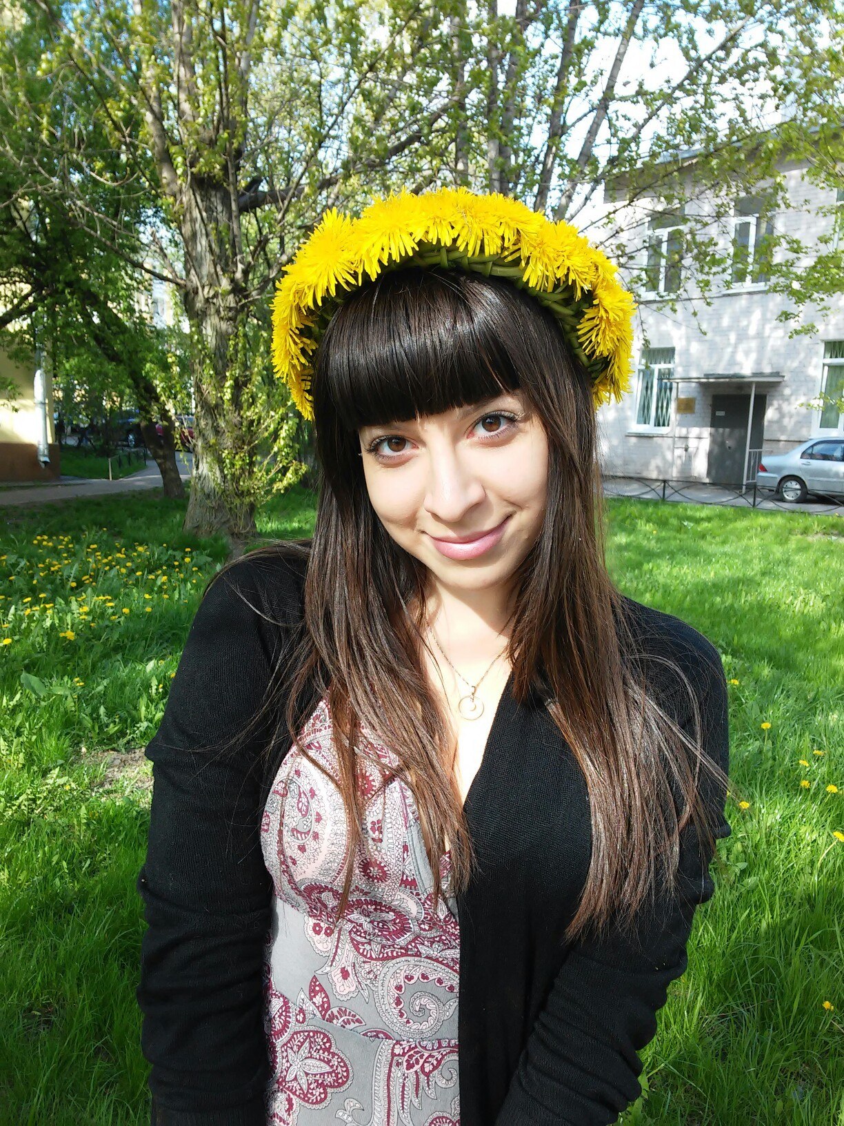 Летнее фото в венке из одуванчиков. Летнее фото в венке из одуванчиков.