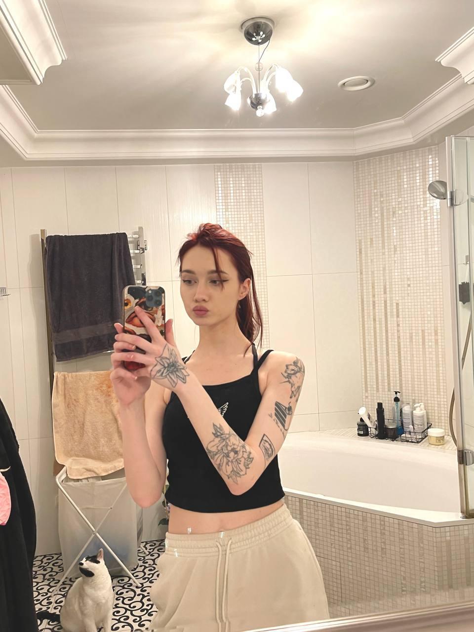Смешное селфи от "Arina gp" в ванной с котом у зеркала.