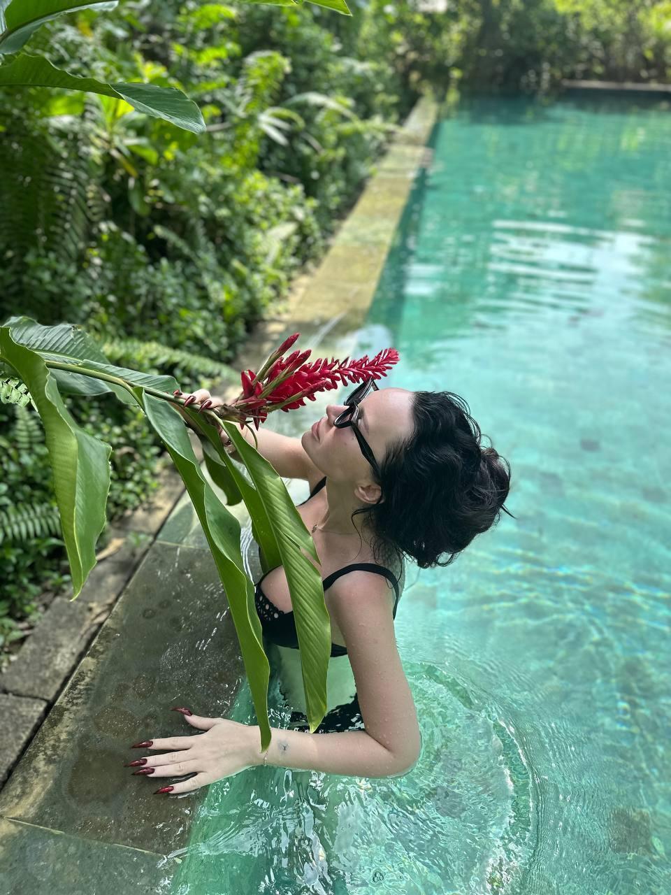 Ещё один откровенный кадр с Якубович в купальнике. Ещё один откровенный кадр с Якубович в купальнике.