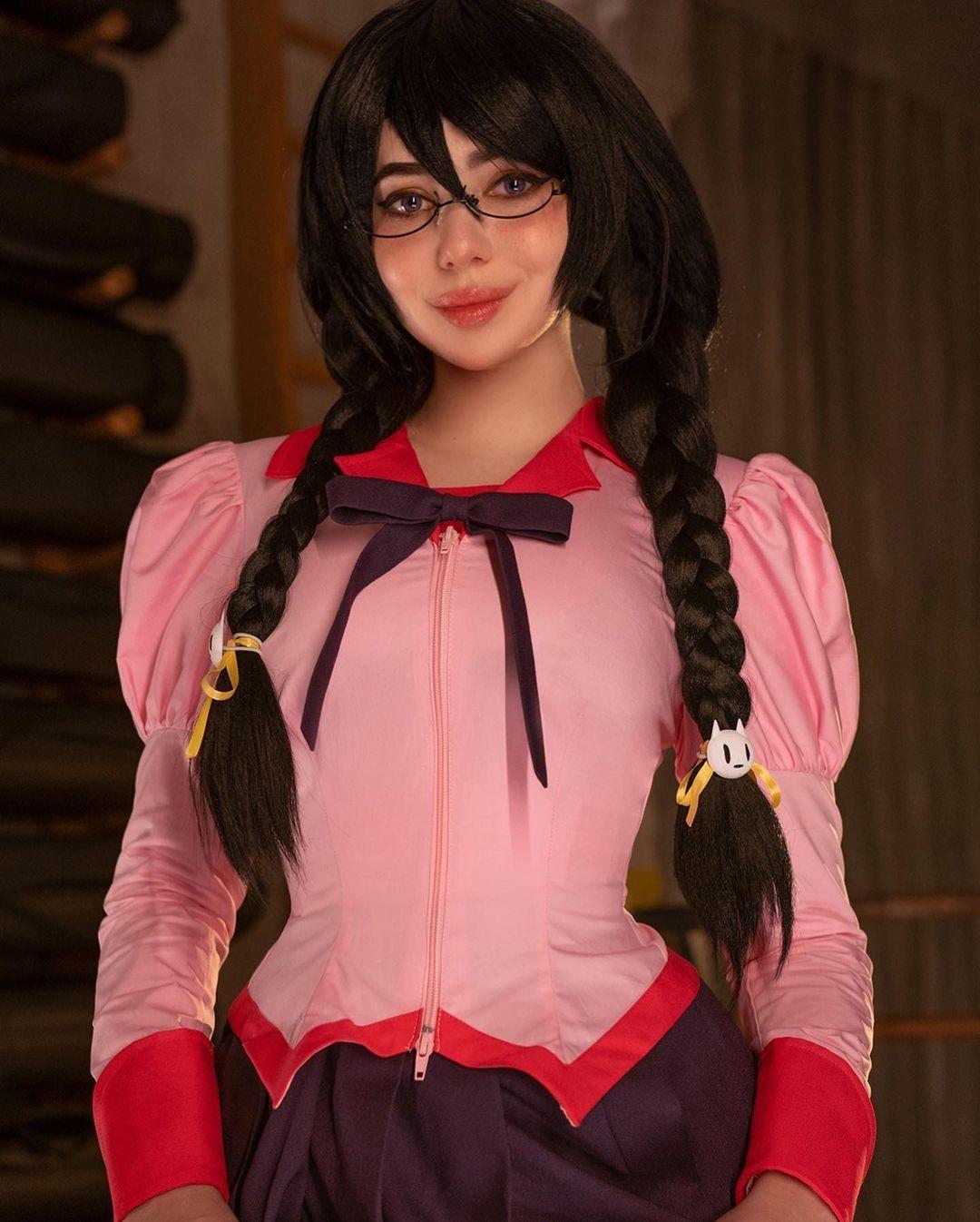 Чтобы привлекать к себе как можно больше внимания, Алина делает в основном очень сексуальные косплеи и любит подчеркивать одеждой все прелести своего тела. Чтобы привлекать к себе как можно больше внимания, Алина делает в основном очень сексуальные косплеи и любит подчеркивать одеждой все прелести своего тела.