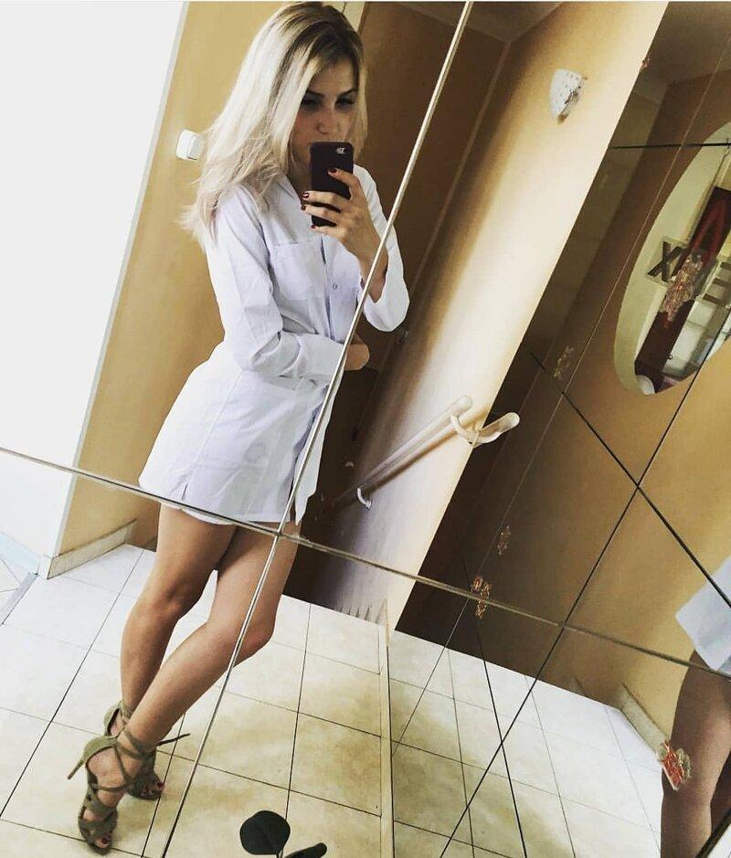 Красивые девушки в медицинских халатах