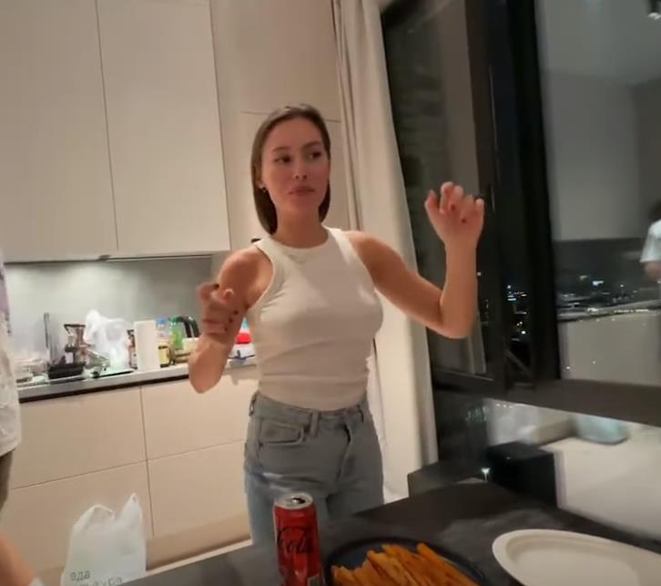 Смешной кадр во время танца от девушки Эксайла. Смешной кадр во время танца от девушки Эксайла.