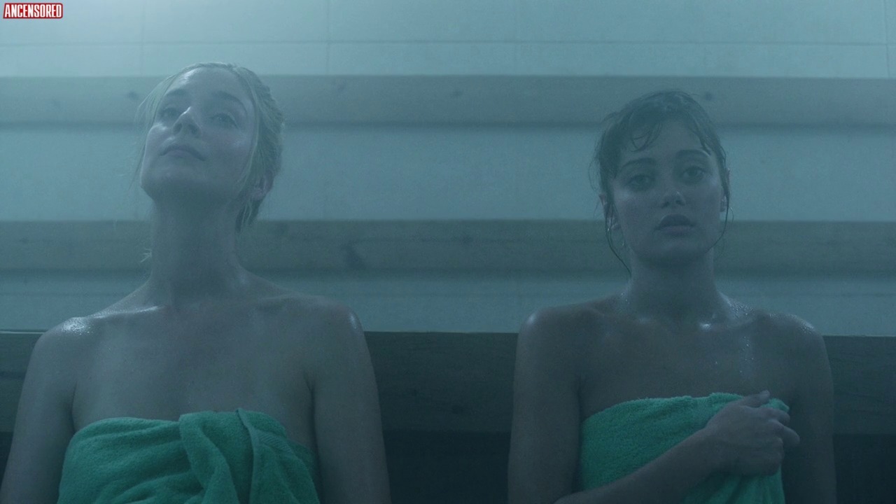 Скриншот из фильма с Пернелл в одном полотенце на голое тело. Скриншот из фильма с Пернелл в одном полотенце на голое тело.