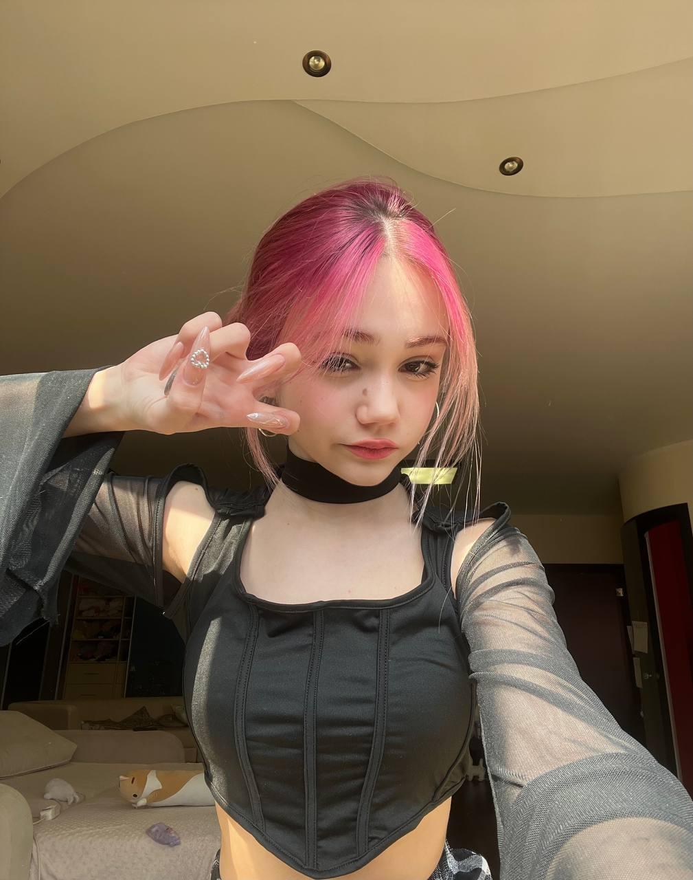 Антотка с розовыми волосами в роли тигрицы. Антотка с розовыми волосами в роли тигрицы.