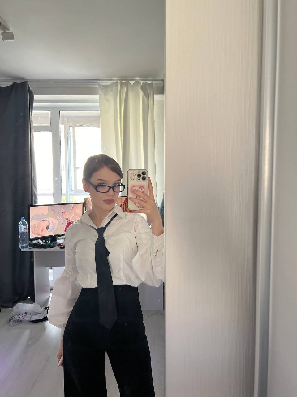 Секси taybisox в брюках, белой блузке и очках. Секси taybisox в брюках, белой блузке и очках.