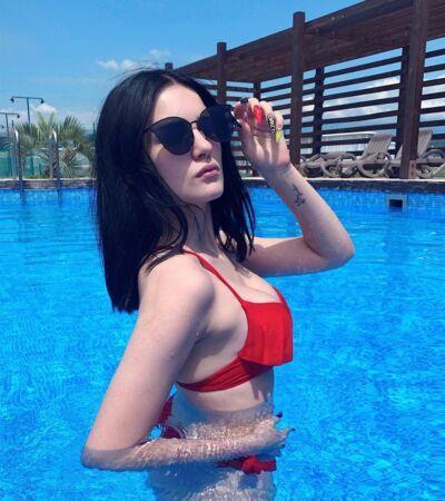 Карина Аракелян – популярная блогерша, вот уже 5 лет рассказывающая страшные истории в своих видео.