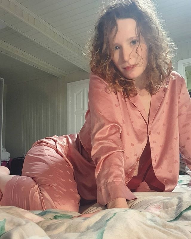 Слитые в сеть домашние фотографии Монеточки в пижаме. Слитые в сеть домашние фотографии Монеточки в пижаме.