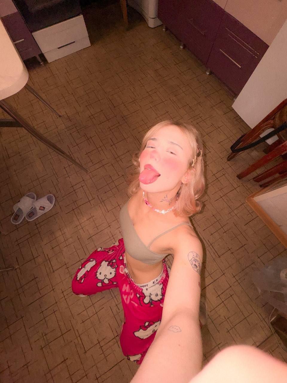 Смешное селфи от flaffyx в штанах с Mommy Kitty и высунутым языком.