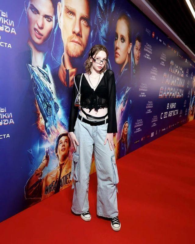 А на этом фото pupka anupka пришла на премьеру фильма в чёрных сетчатых труселях.