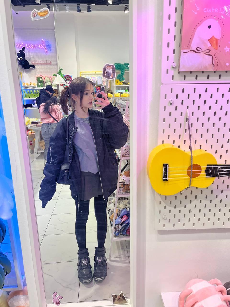 Слитая фотография из ТГ антотка в магазине игрушек. Слитая фотография из ТГ антотка в магазине игрушек.