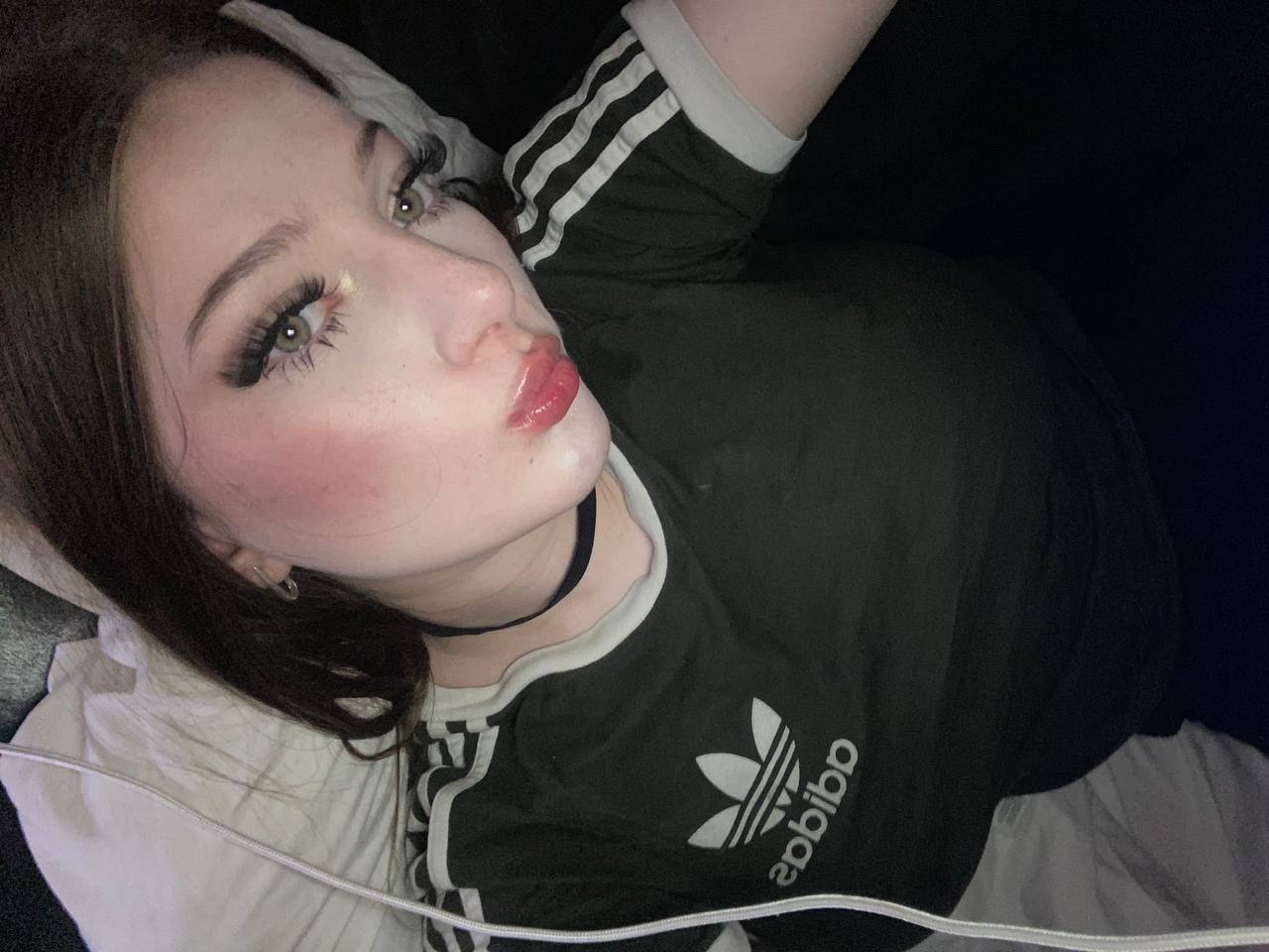 Хоум селфи от Регина ВТФ на кровати.